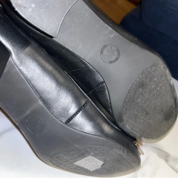 Michael Kors Black Leather Kiara Mid PumpHeels with Gold Tone Hardware sz 10 - Picture 7 of 9